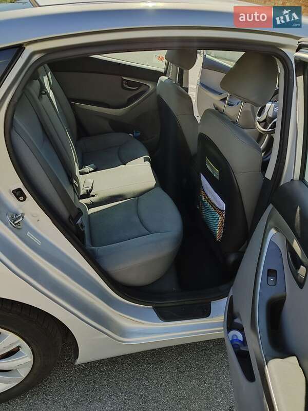 Hyundai Elantra 2012