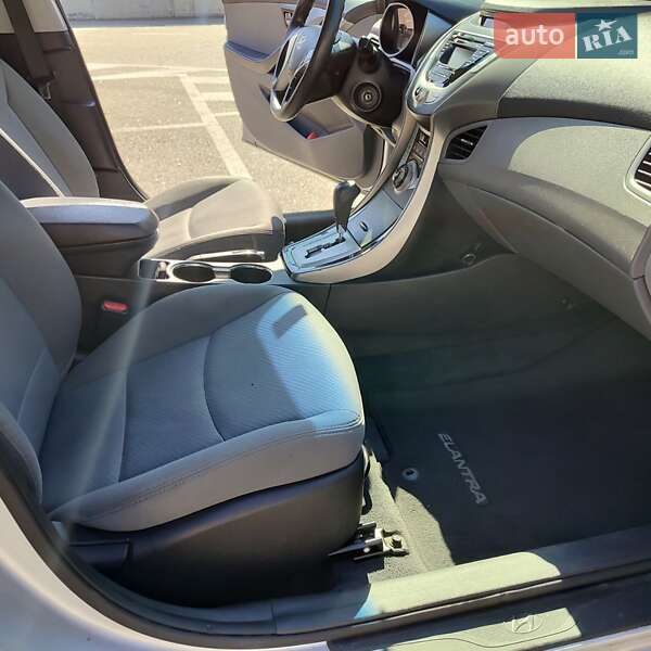 Hyundai Elantra 2012