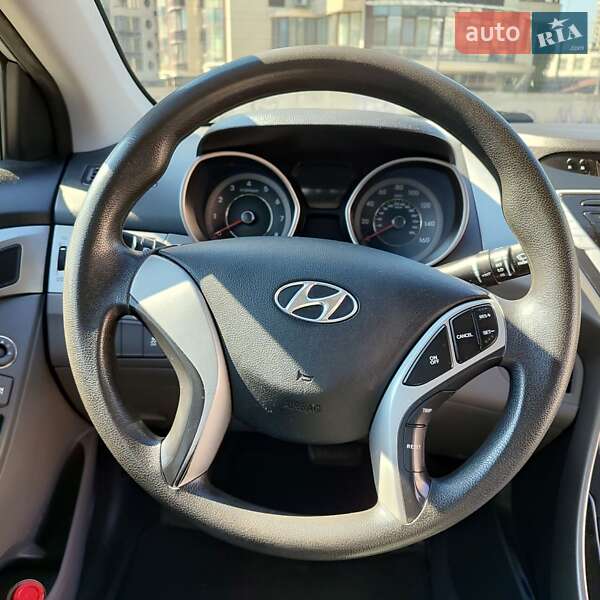 Hyundai Elantra 2012