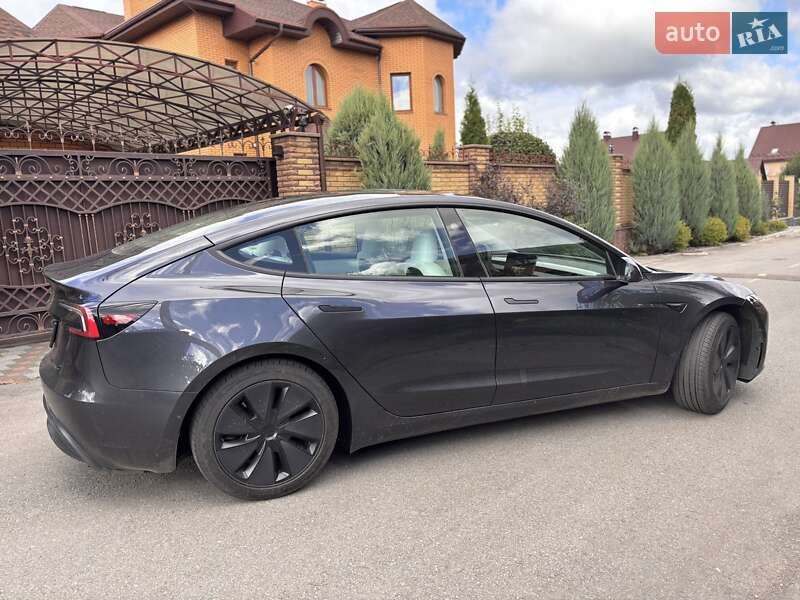 Tesla Model 3 2024