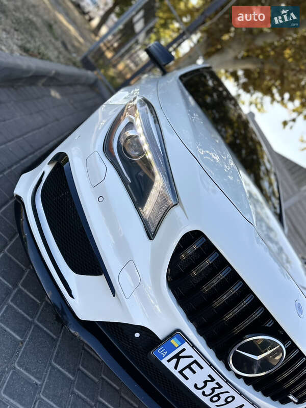 Mercedes-Benz-0