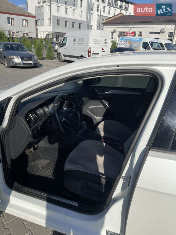 Volkswagen e-Golf 2015