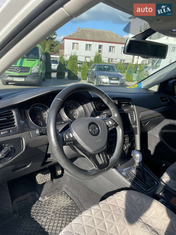 Volkswagen e-Golf 2015