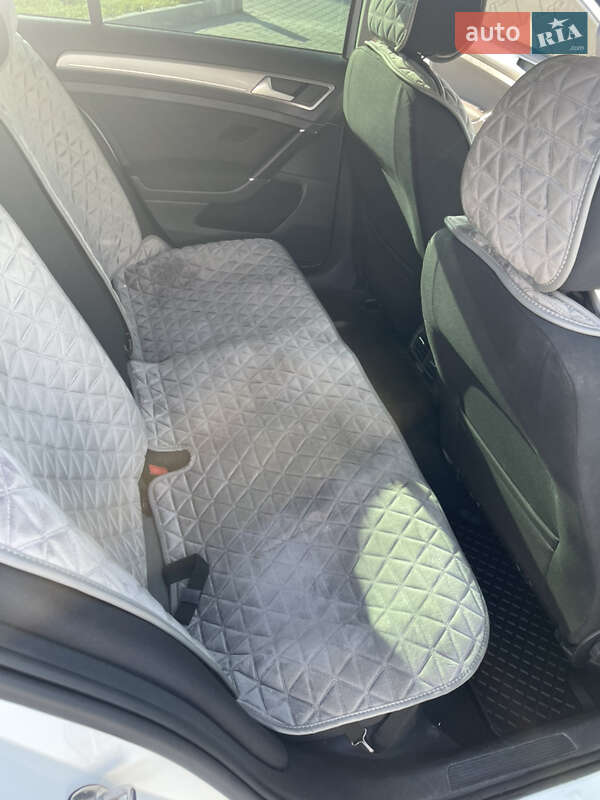 Volkswagen e-Golf 2015