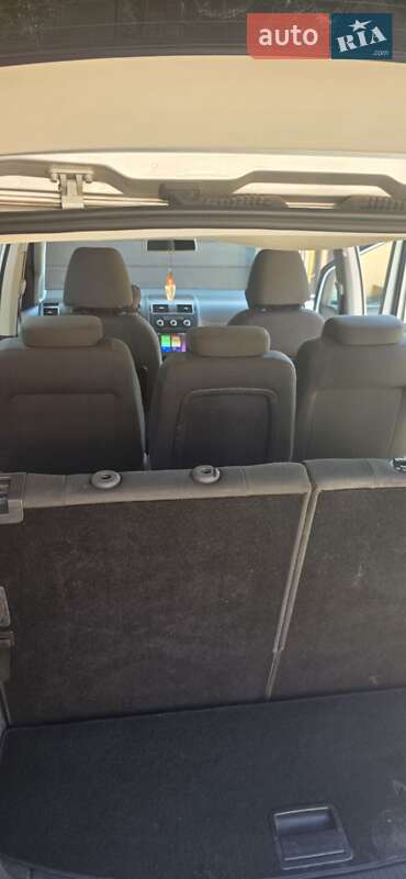 Volkswagen Touran 2011