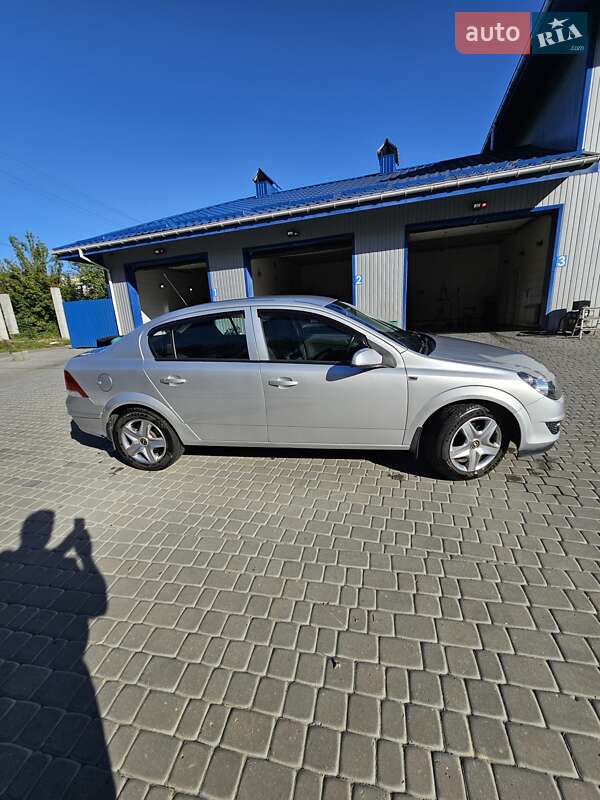 Opel Astra 2011
