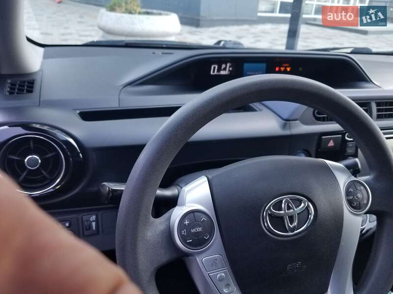 Toyota Prius C 2016