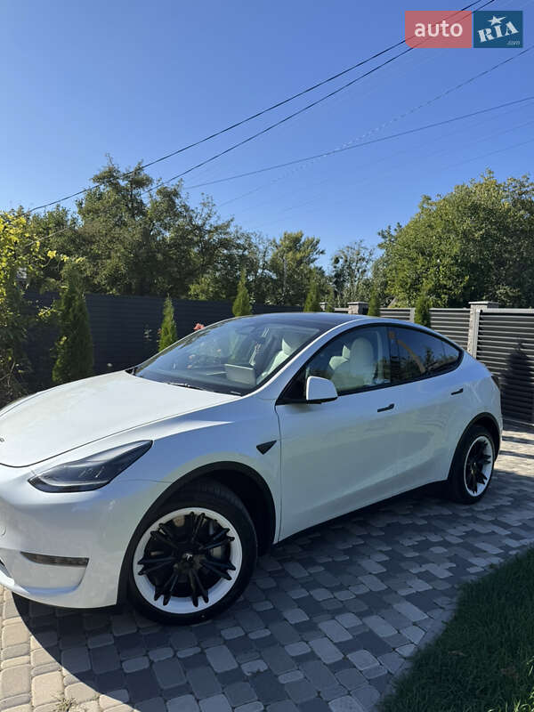 Tesla Model Y 2024