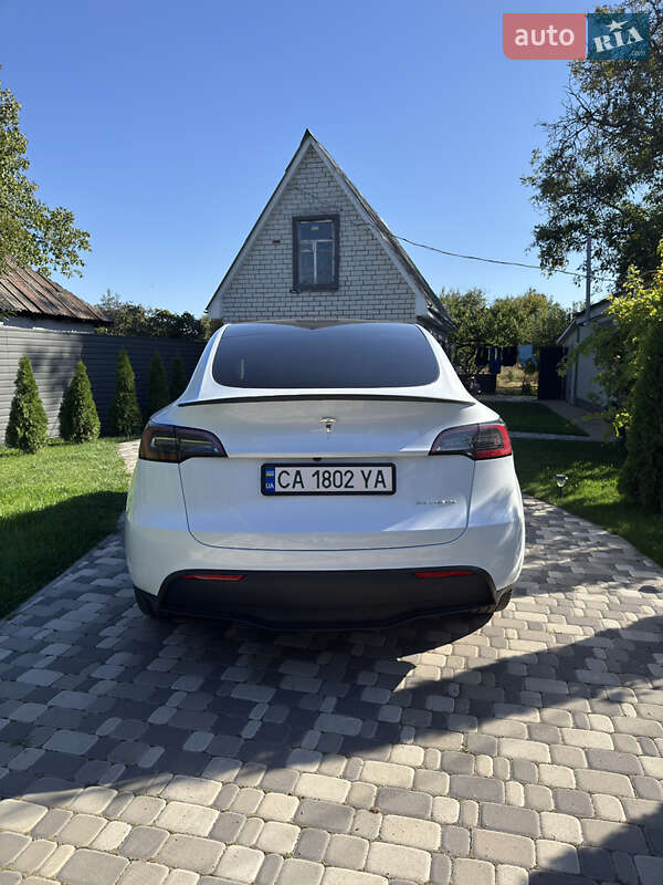 Tesla Model Y 2024