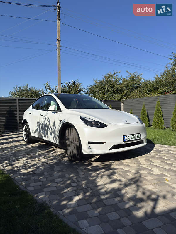 Tesla Model Y 2024