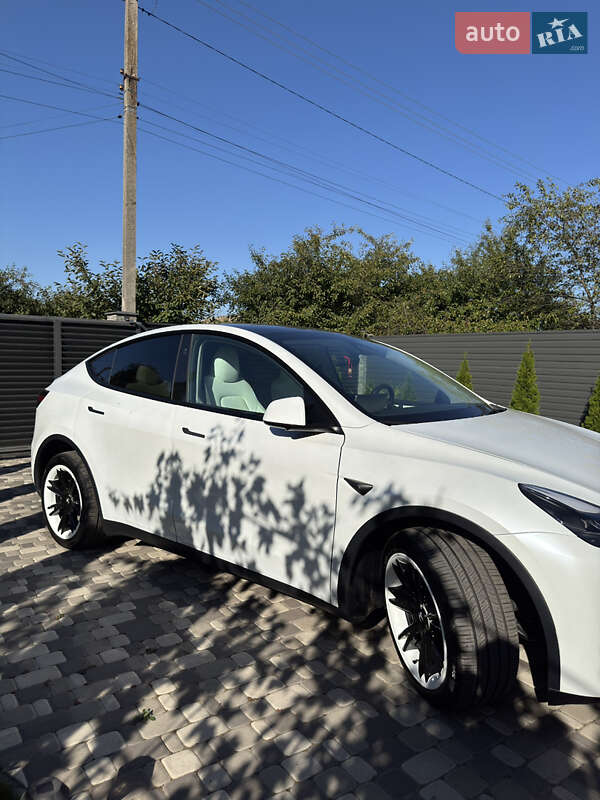 Tesla Model Y 2024