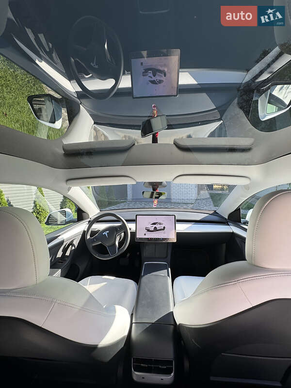Tesla Model Y 2024