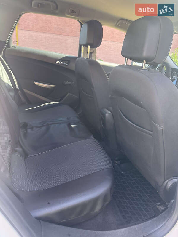 Opel Astra 2011 Opel Astra 2011