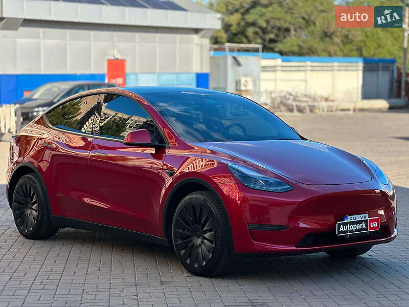 Tesla Model Y 2024