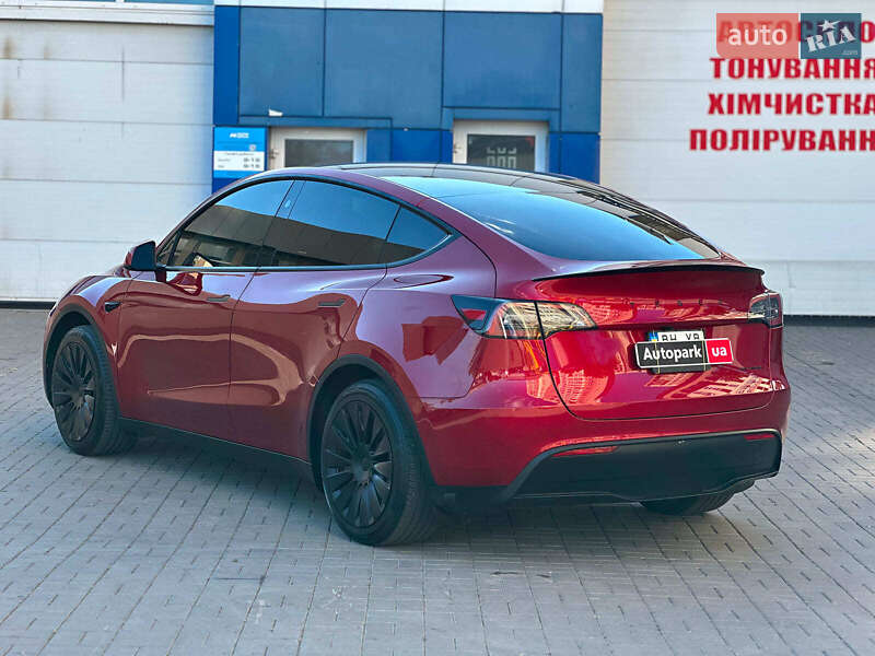 Tesla Model Y 2024