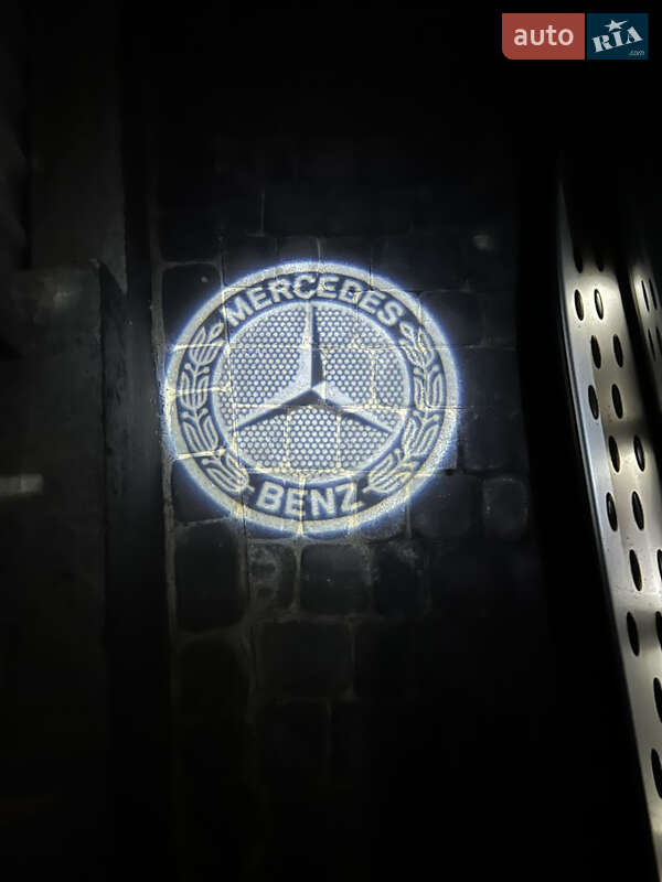 Mercedes-Benz-26