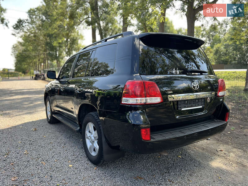 Toyota Land Cruiser 2011