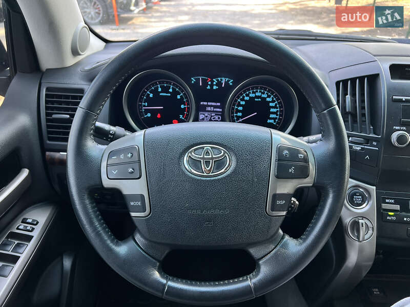 Toyota Land Cruiser 2011