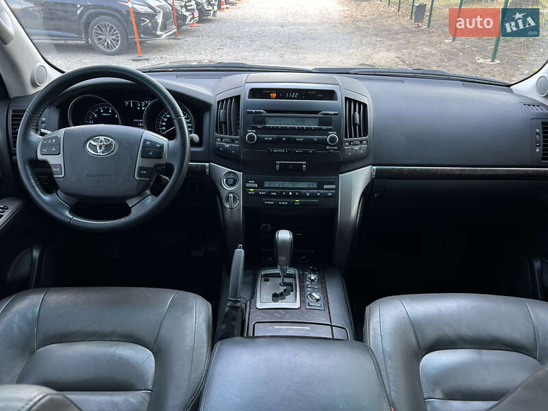 Toyota Land Cruiser 2011