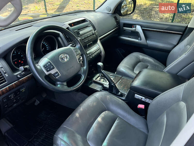 Toyota Land Cruiser 2011