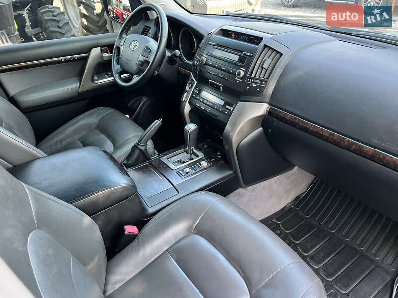 Toyota Land Cruiser 2011