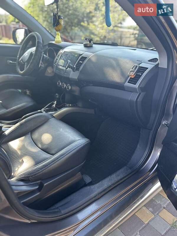 Mitsubishi Outlander 2011