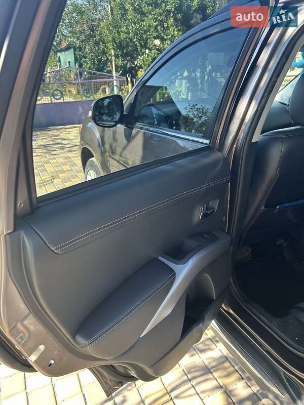 Mitsubishi Outlander 2011