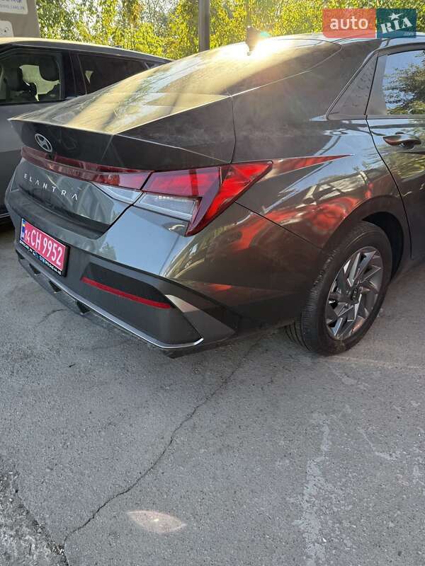 Hyundai Elantra 2024