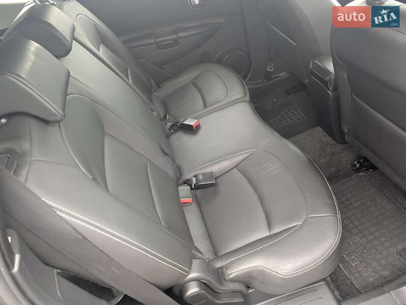 Nissan Qashqai+2 2010