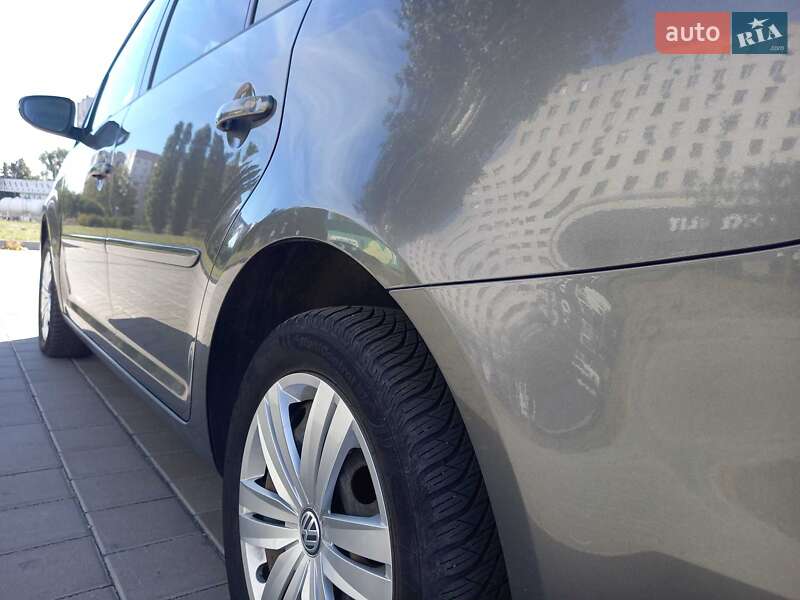 Volkswagen Touran 2011