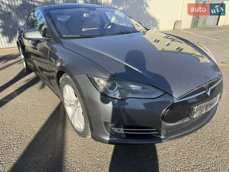 Tesla Model S 2014