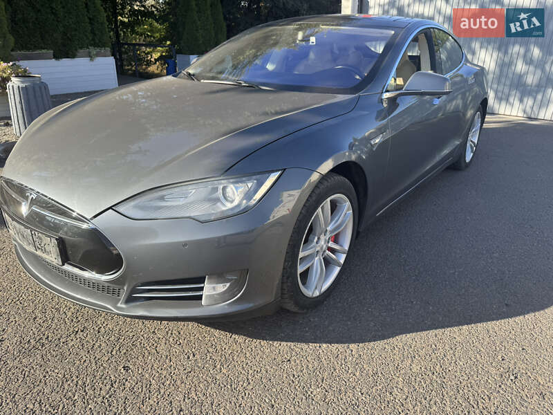 Tesla Model S 2014