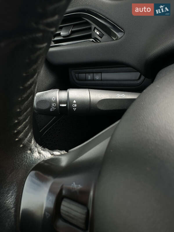 Peugeot 208 2015