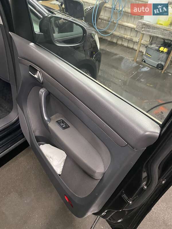 Volkswagen Touran 2012