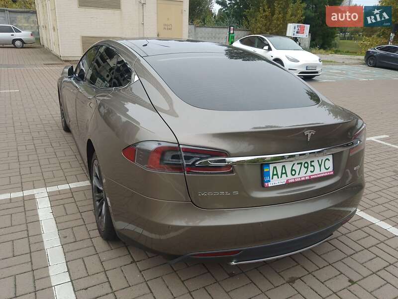 Tesla Model S 2015