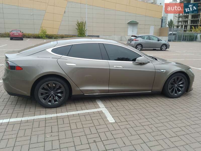 Tesla Model S 2015