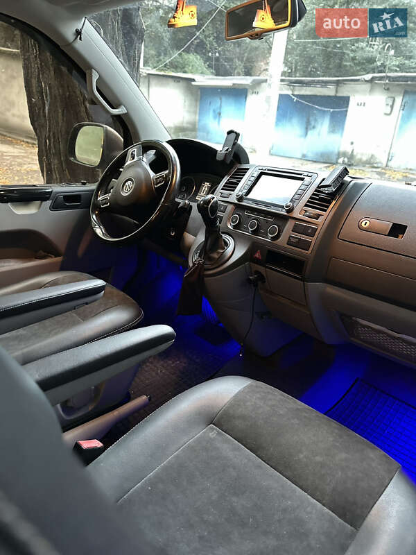 Volkswagen Caravelle 2013