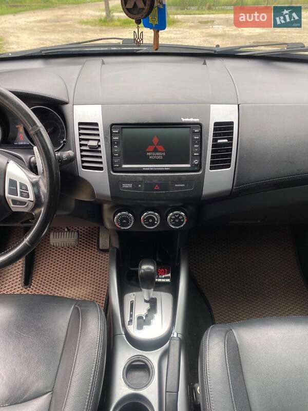 Mitsubishi Outlander 2011