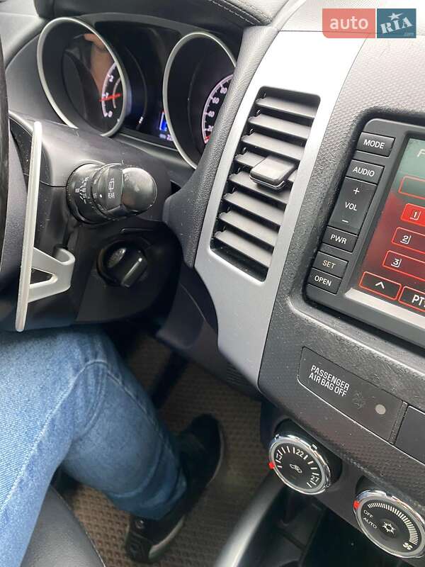 Mitsubishi Outlander 2011