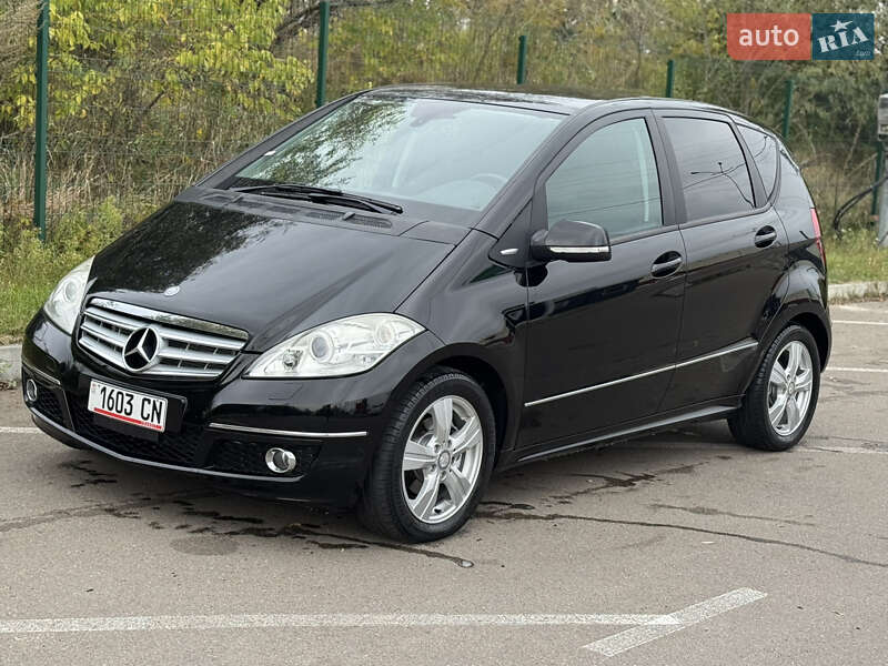 Mercedes-Benz-0
