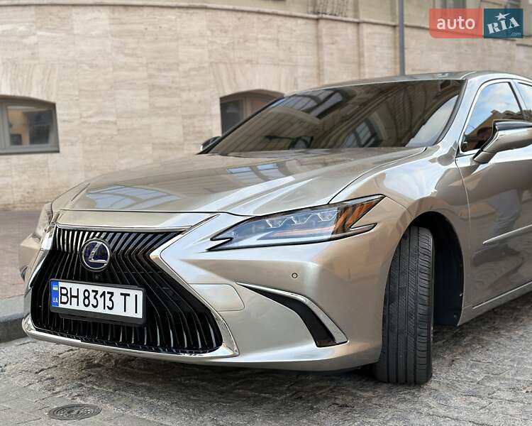 Lexus ES 2019
