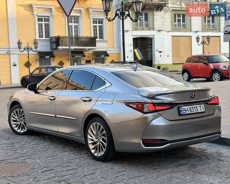 Lexus ES 2019