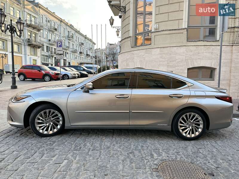 Lexus ES 2019