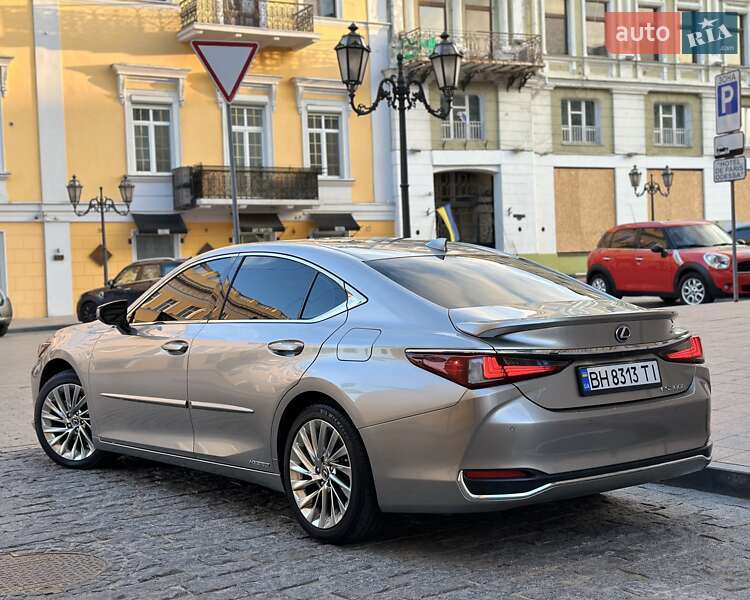 Lexus ES 2019