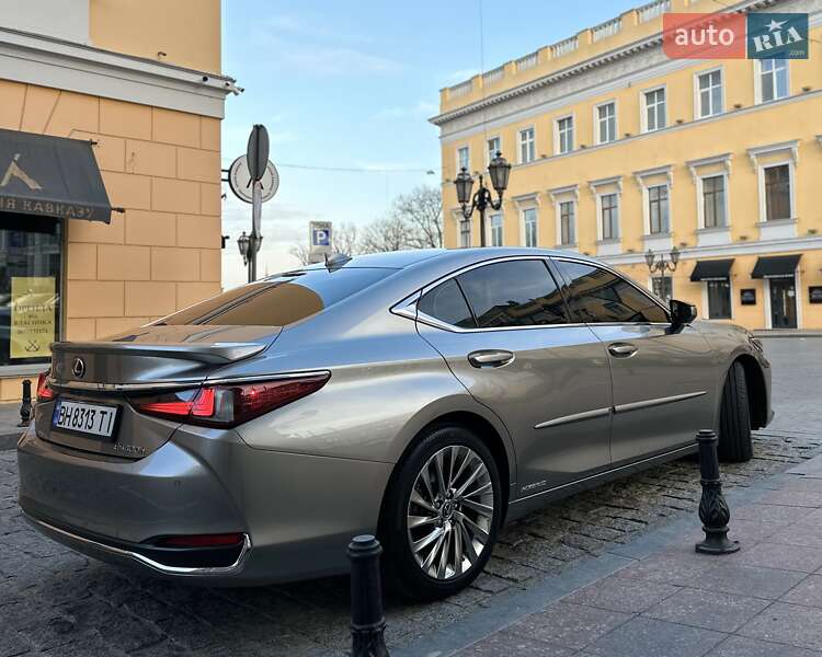 Lexus ES 2019