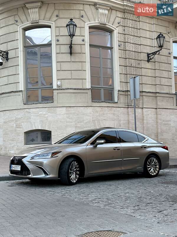 Lexus ES 2019