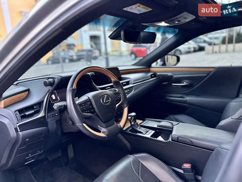 Lexus ES 2019