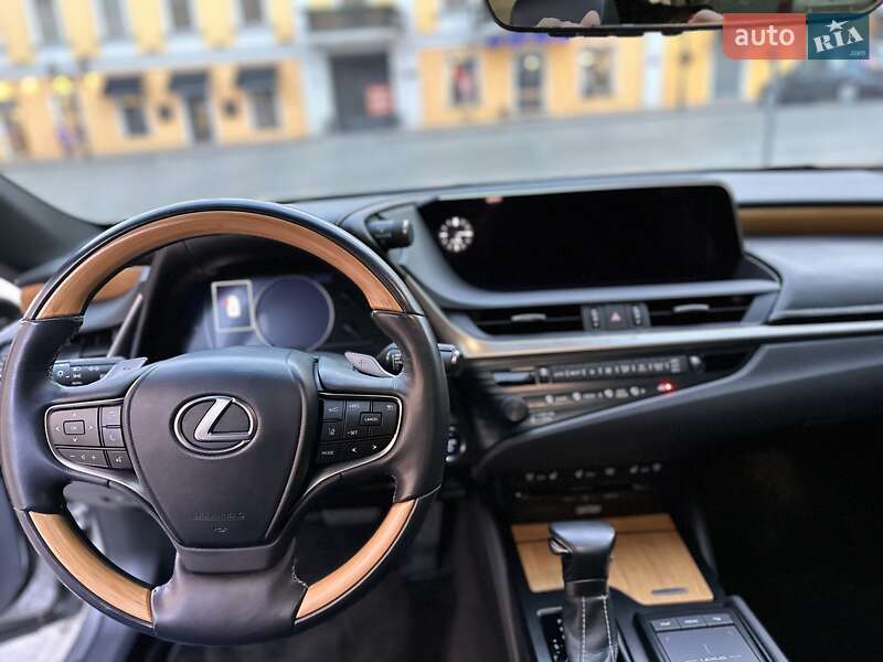 Lexus ES 2019