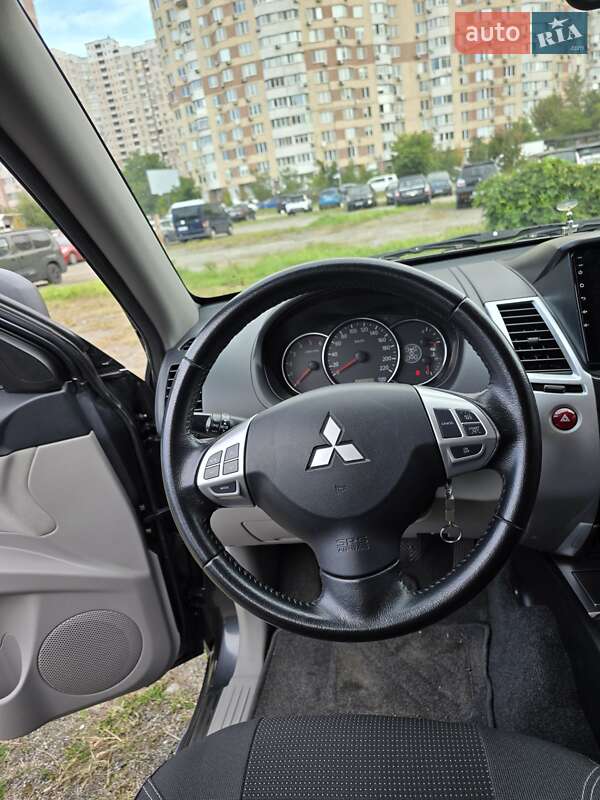 Mitsubishi Pajero Sport 2013