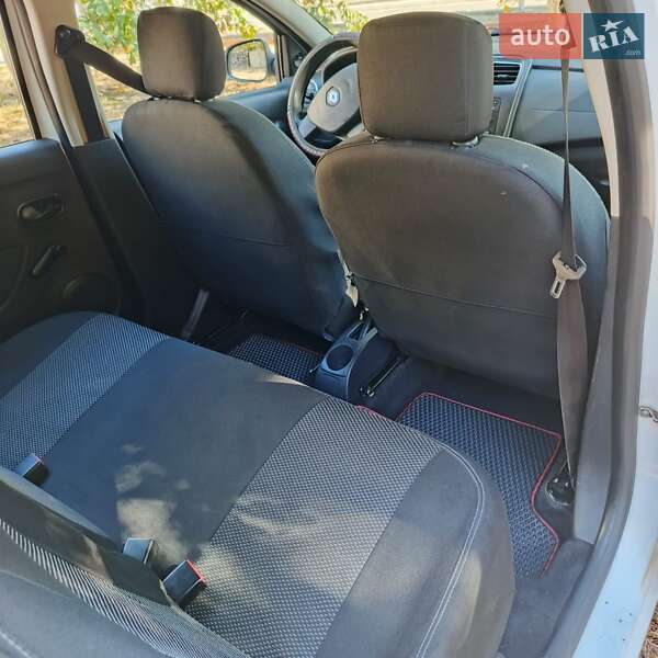 Renault Sandero 2013